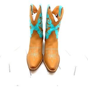 NWOB Dingo Women's Tan and Blue Western Boots Size 7